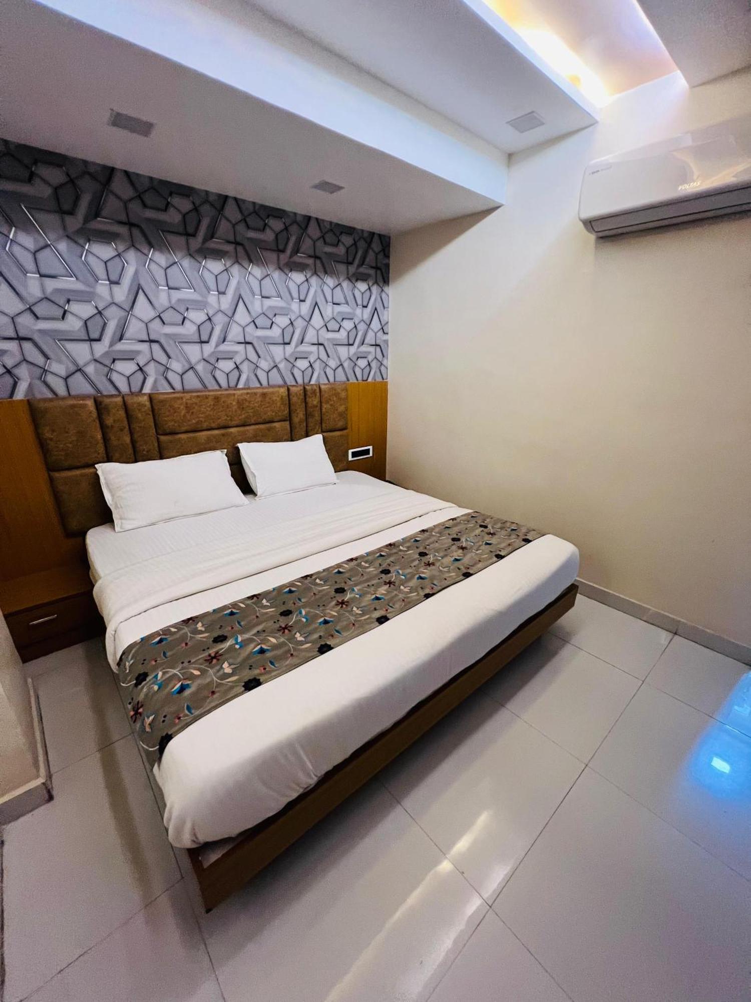 Hotel Exotic Ahmedabad Exterior photo