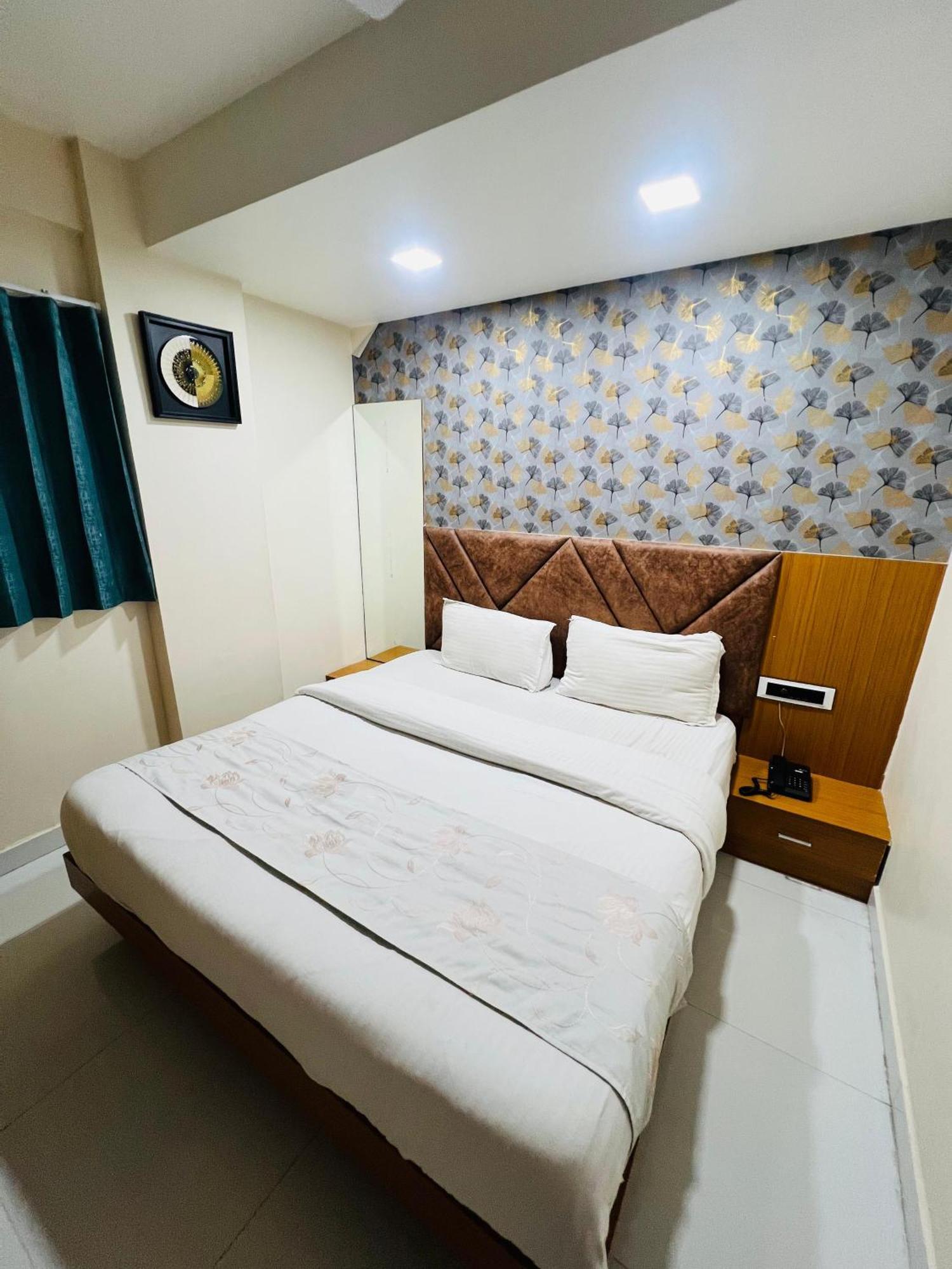 Hotel Exotic Ahmedabad Exterior photo